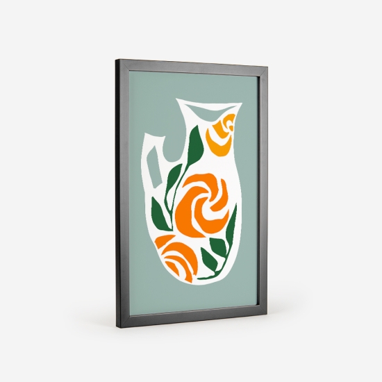 Poster de uma jarra branca com um padrão floral laranja e verde, em contraste com um fundo verde claro. 3